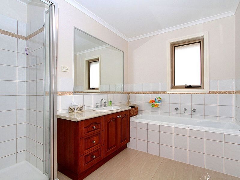 27 Vincent Drive, South Morang VIC 3752