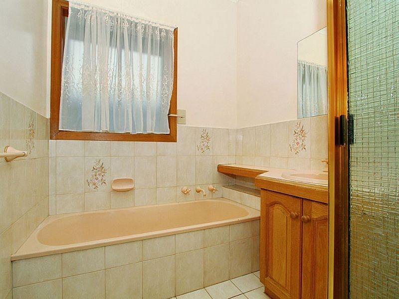 100 Centenary Drive, Mill Park VIC 3082