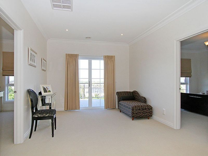 22 Lewins Rail Avenue, South Morang VIC 3752