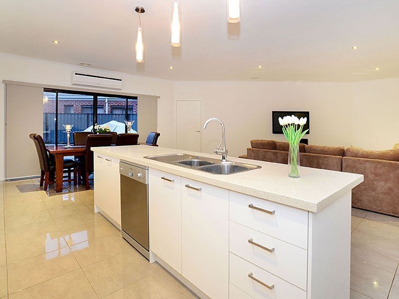 13 St Leonard Drive, South Morang VIC 3752