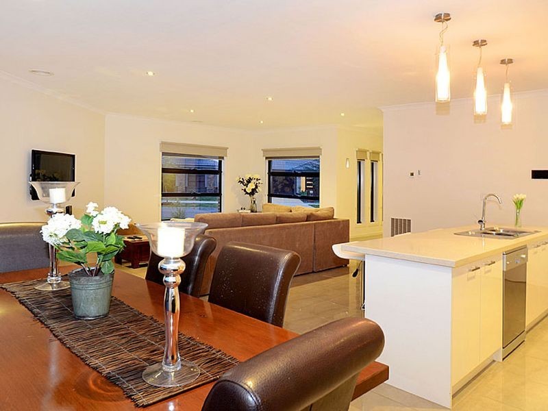 13 St Leonard Drive, South Morang VIC 3752