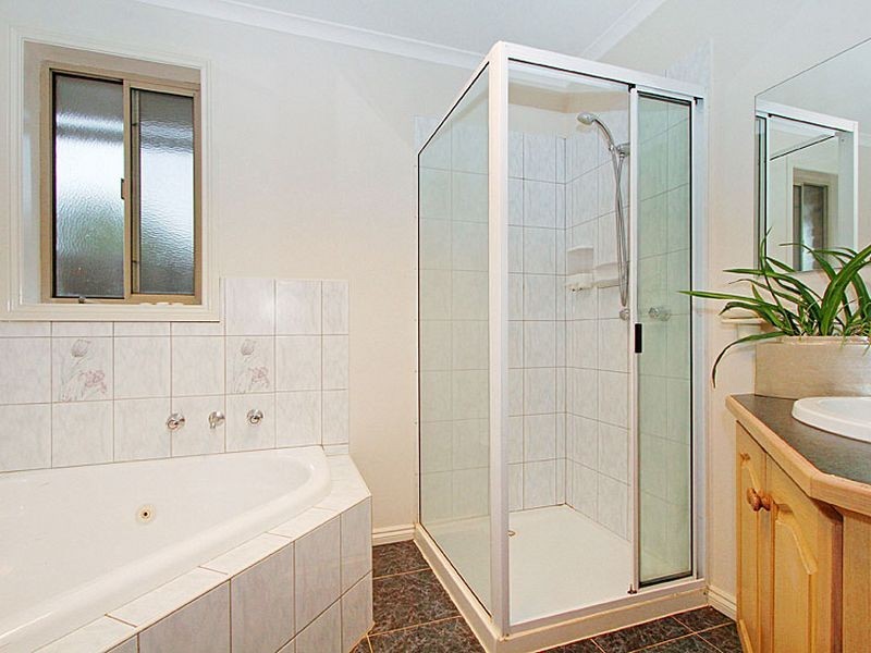 2 Tenterden Place, Mill Park VIC 3082