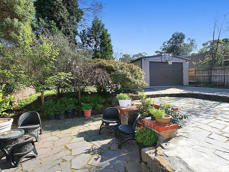 16 McCarthy Grove, Montmorency VIC 3094