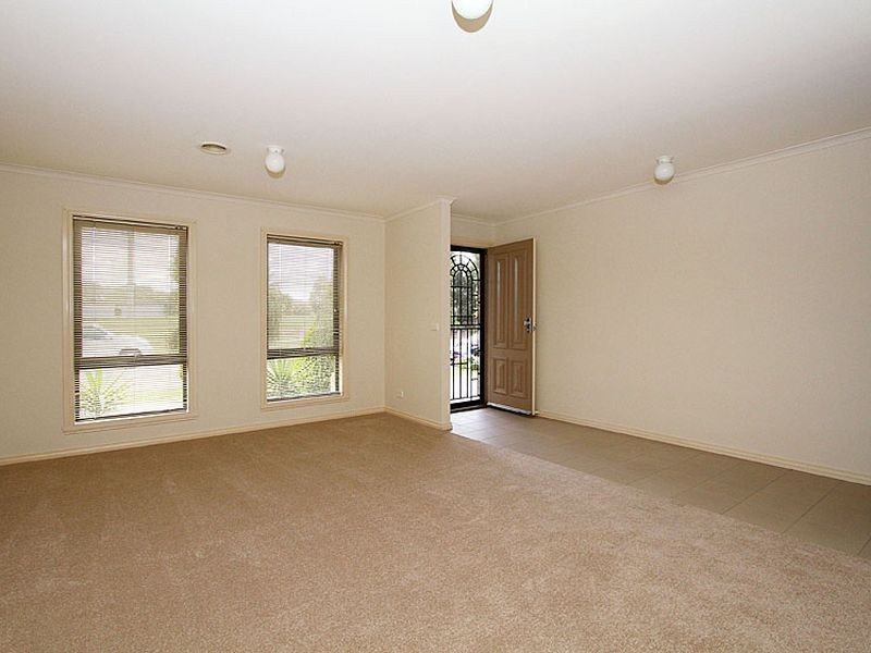 16 Pretty Valley Grove, South Morang VIC 3752