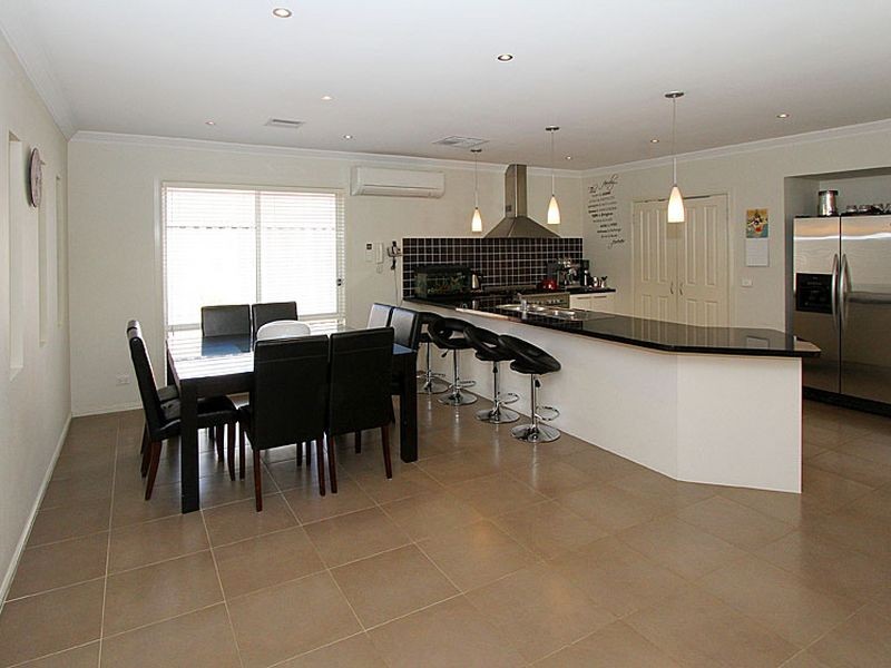 17 Thornholm Road, South Morang VIC 3752