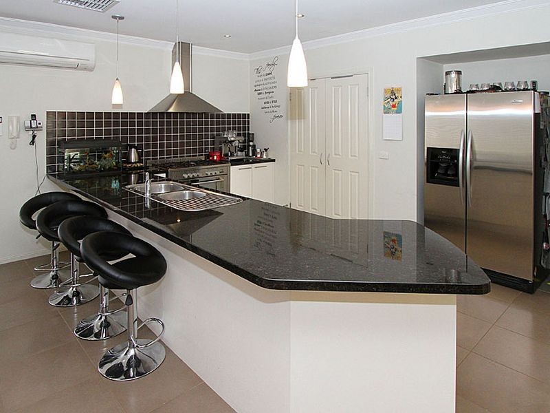 17 Thornholm Road, South Morang VIC 3752