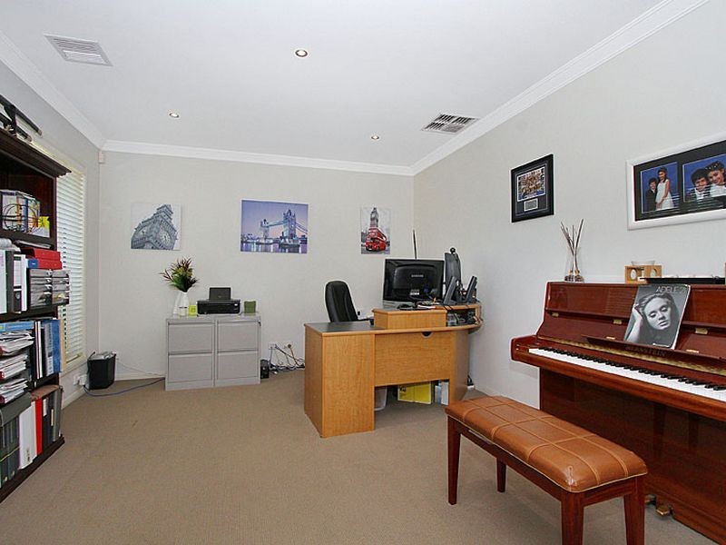 17 Thornholm Road, South Morang VIC 3752