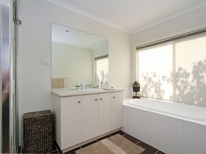 17 Thornholm Road, South Morang VIC 3752