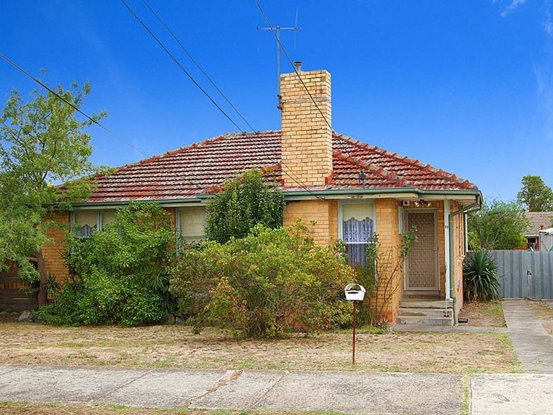 32 Charlton Crescent, Reservoir VIC 3073