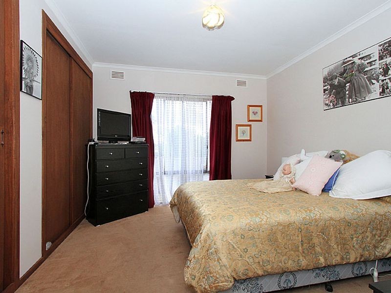 32 Charlton Crescent, Reservoir VIC 3073