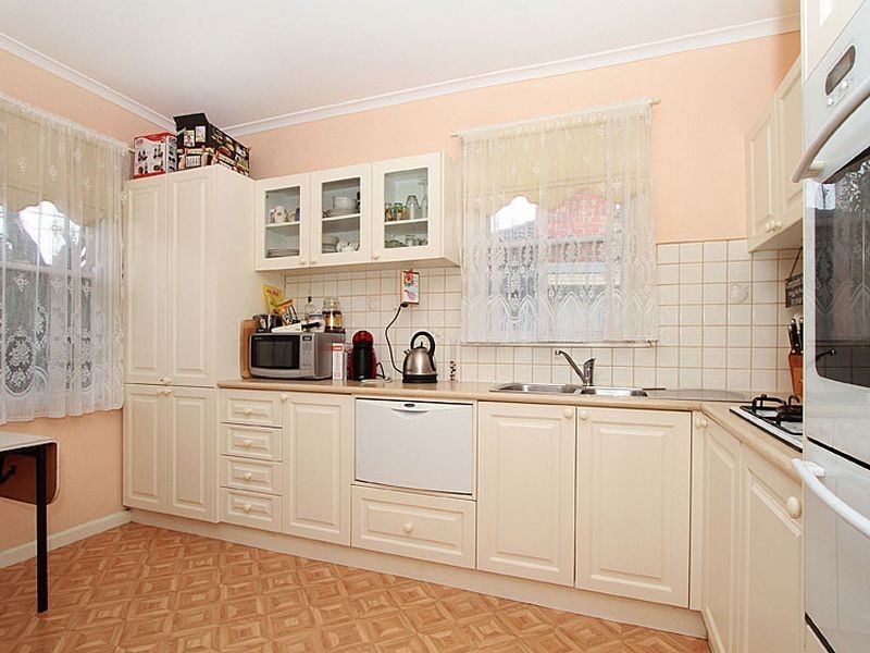 32 Charlton Crescent, Reservoir VIC 3073