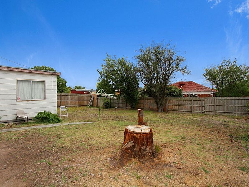 32 Charlton Crescent, Reservoir VIC 3073