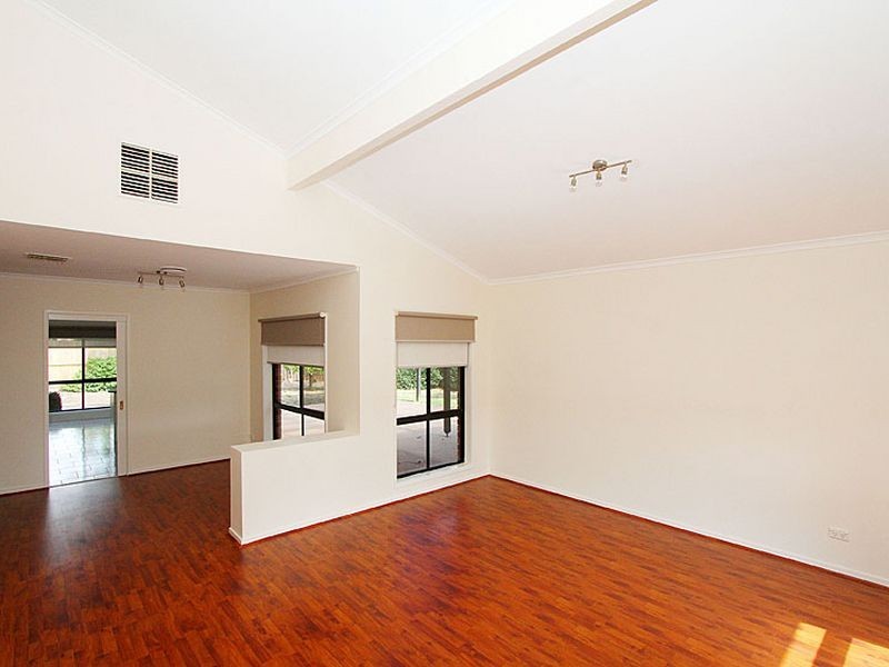 4 Underwood Close, Mill Park VIC 3082