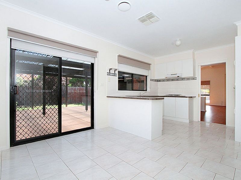 4 Underwood Close, Mill Park VIC 3082