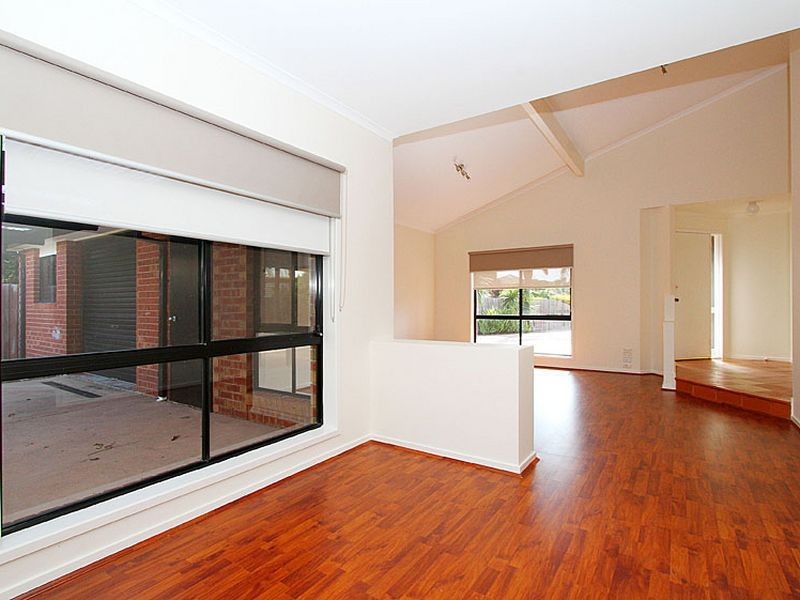 4 Underwood Close, Mill Park VIC 3082