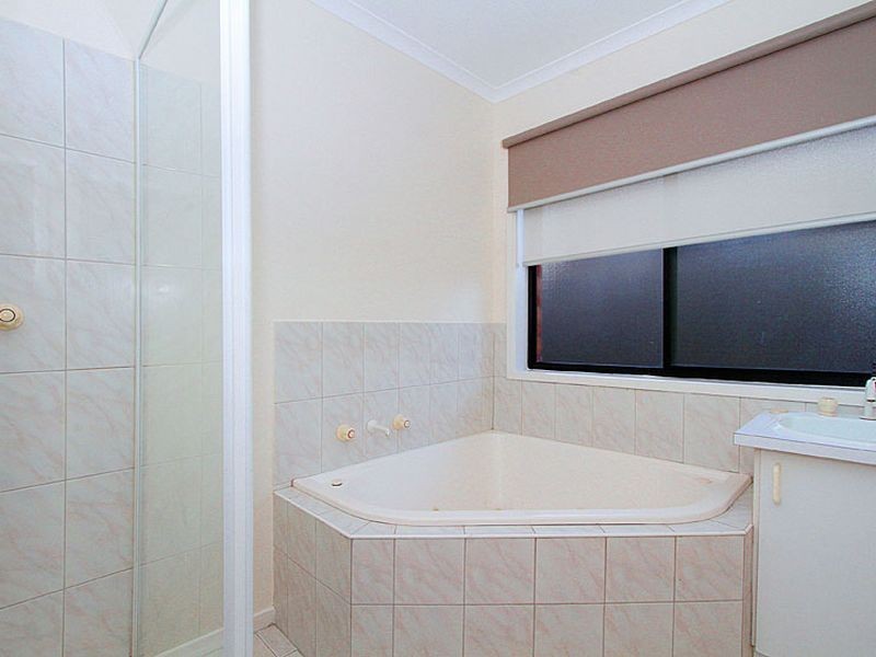 4 Underwood Close, Mill Park VIC 3082