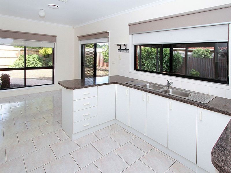 4 Underwood Close, Mill Park VIC 3082