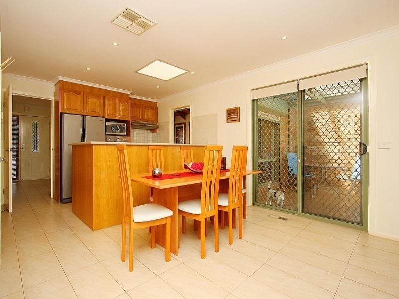 13 Fenech Close, Mill Park VIC 3082
