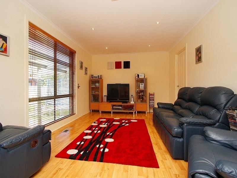 13 Fenech Close, Mill Park VIC 3082