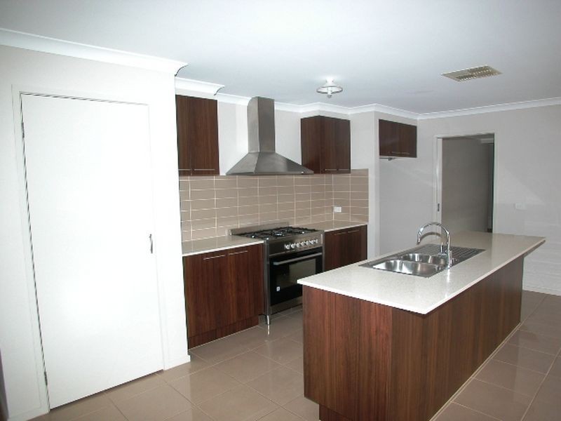 10 Willie-Wagtail Drive, South Morang VIC 3752