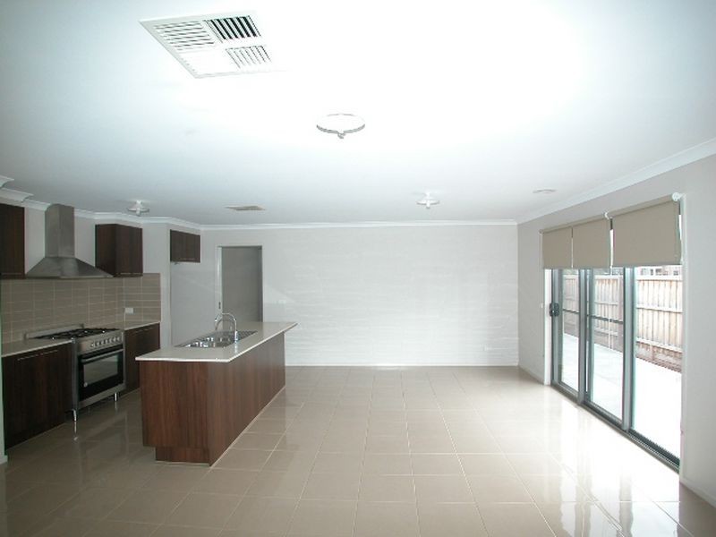 10 Willie-Wagtail Drive, South Morang VIC 3752