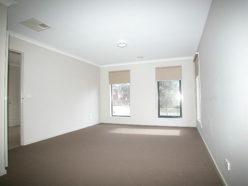 10 Willie-Wagtail Drive, South Morang VIC 3752