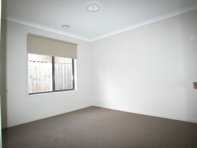 10 Willie-Wagtail Drive, South Morang VIC 3752