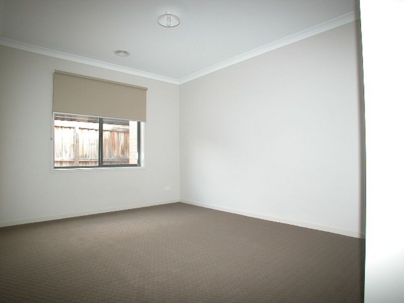 10 Willie-Wagtail Drive, South Morang VIC 3752