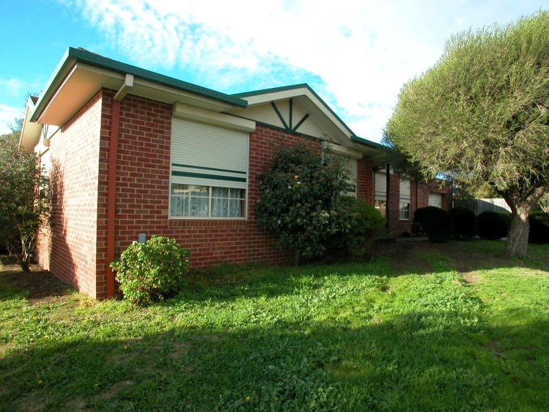 8 Hurlstone Crescent, Mill Park VIC 3082