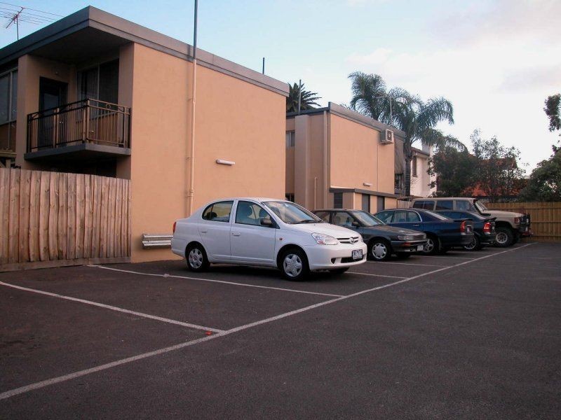 11/2 St. Kinnord Street, Aberfeldie VIC 3040