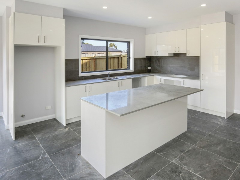 1-42 Applegum Drive, South Morang VIC 3752