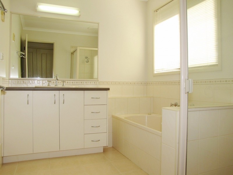 3 The Breezewater, Sanctuary Lakes VIC 3030