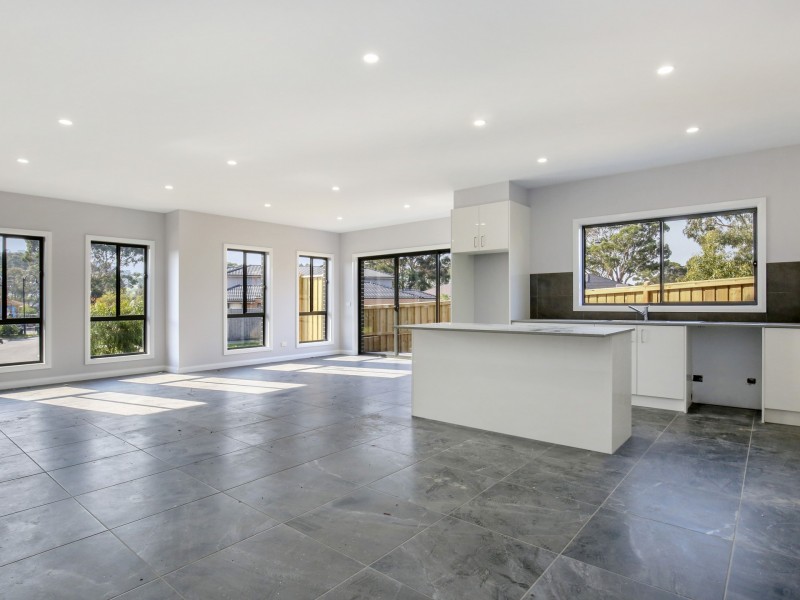 1/42 Applegum Drive, South Morang VIC 3752