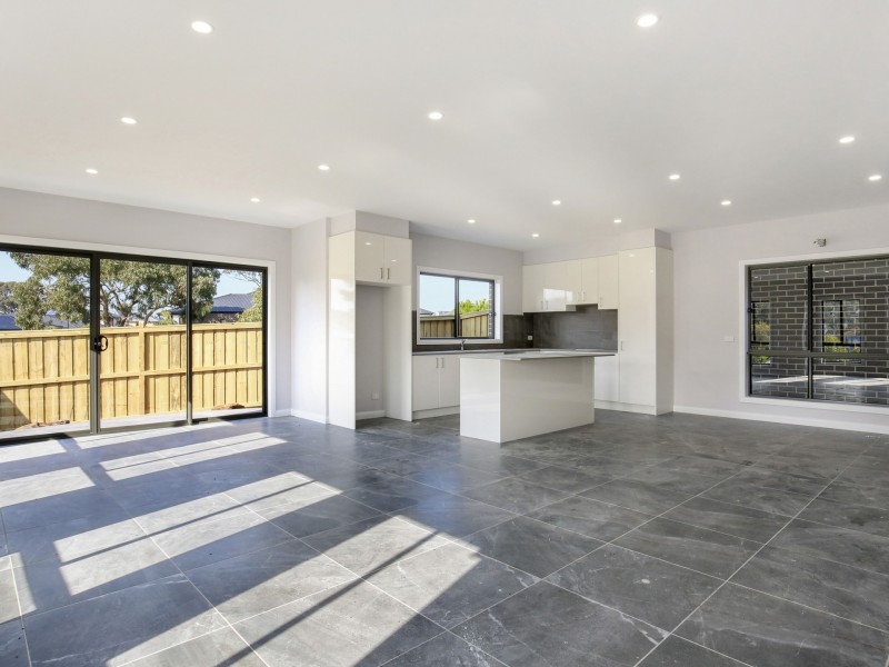 1/42 Applegum Drive, South Morang VIC 3752