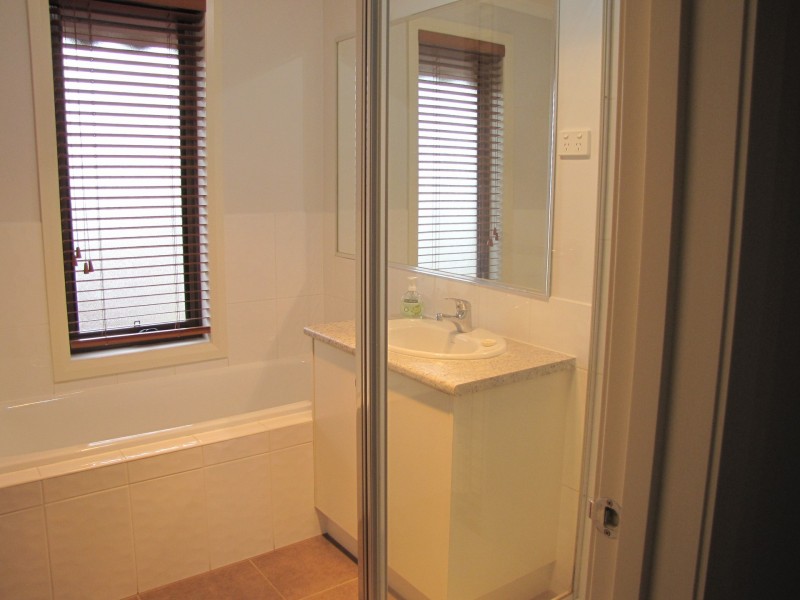 18 Mirrabucca Promenade, South Morang VIC 3752