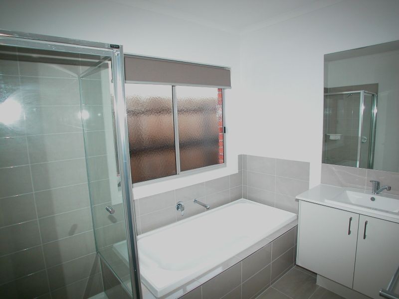 54 Grange Drive, South Morang VIC 3752