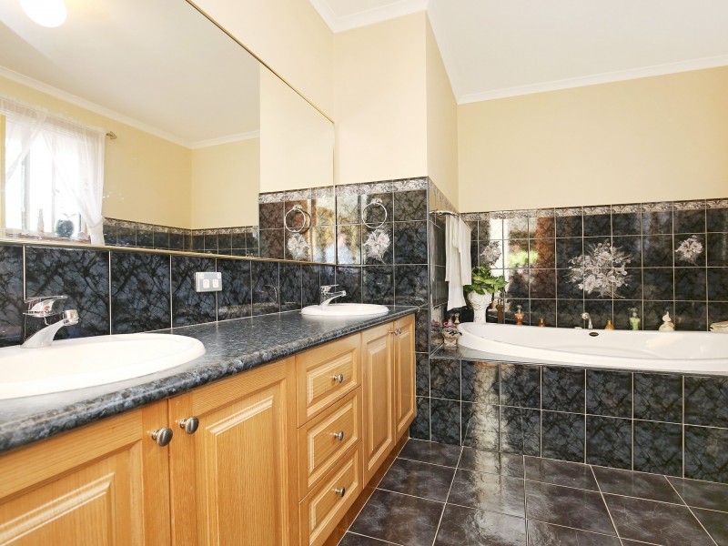 18 The Green, Mill Park VIC 3082