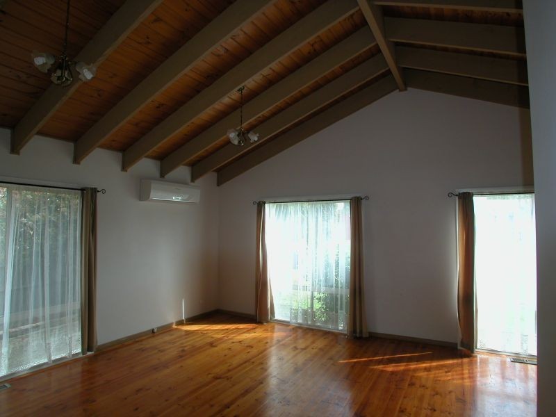 8 Moore Close, Mill Park VIC 3082