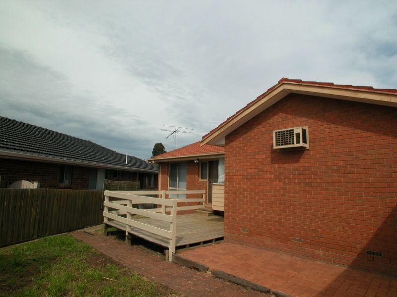 8 Moore Close, Mill Park VIC 3082