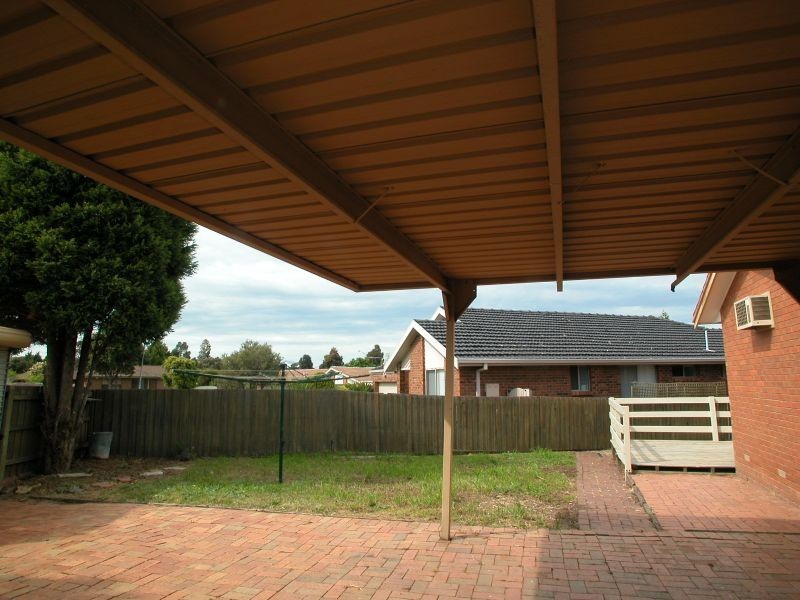 8 Moore Close, Mill Park VIC 3082