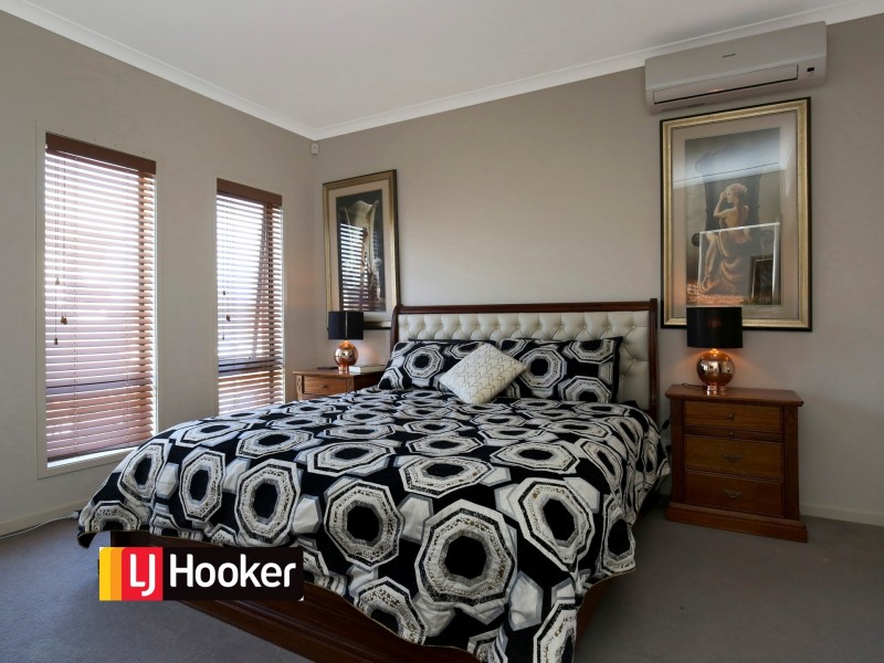 6 Coracle Drive, Sanctuary Lakes VIC 3030