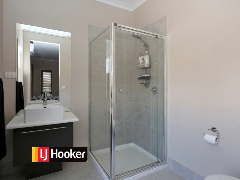 6 Coracle Drive, Sanctuary Lakes VIC 3030