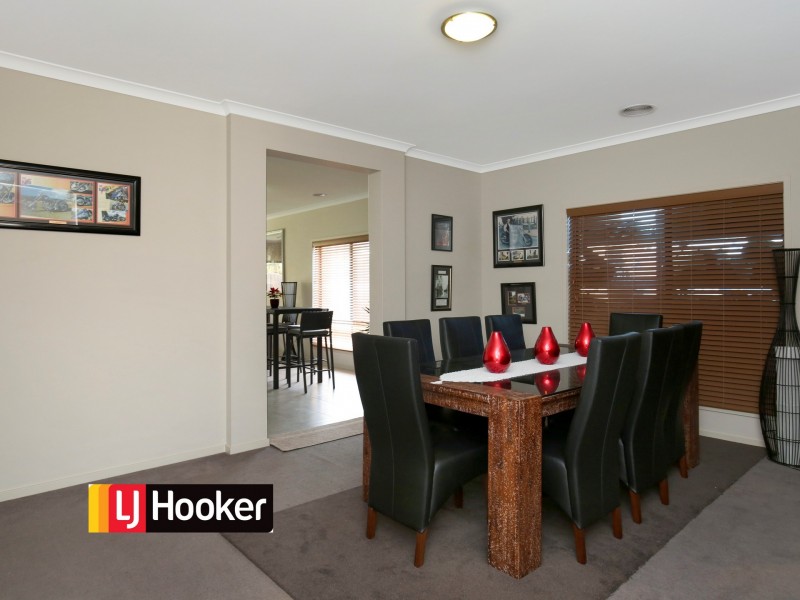 6 Coracle Drive, Sanctuary Lakes VIC 3030