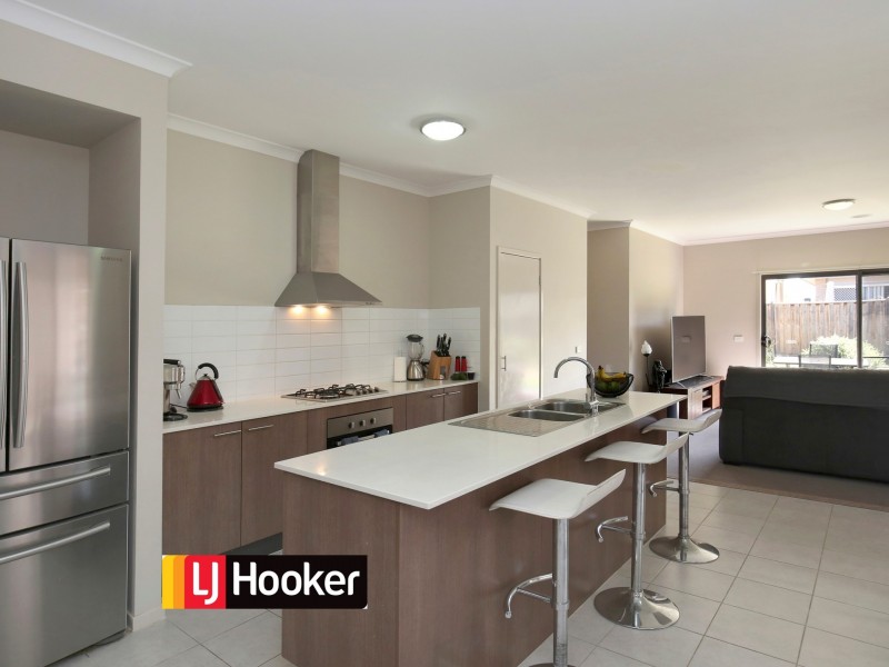 6 Coracle Drive, Sanctuary Lakes VIC 3030