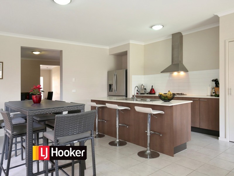 6 Coracle Drive, Sanctuary Lakes VIC 3030