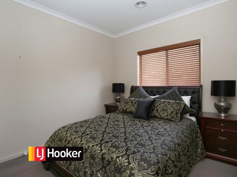 6 Coracle Drive, Sanctuary Lakes VIC 3030