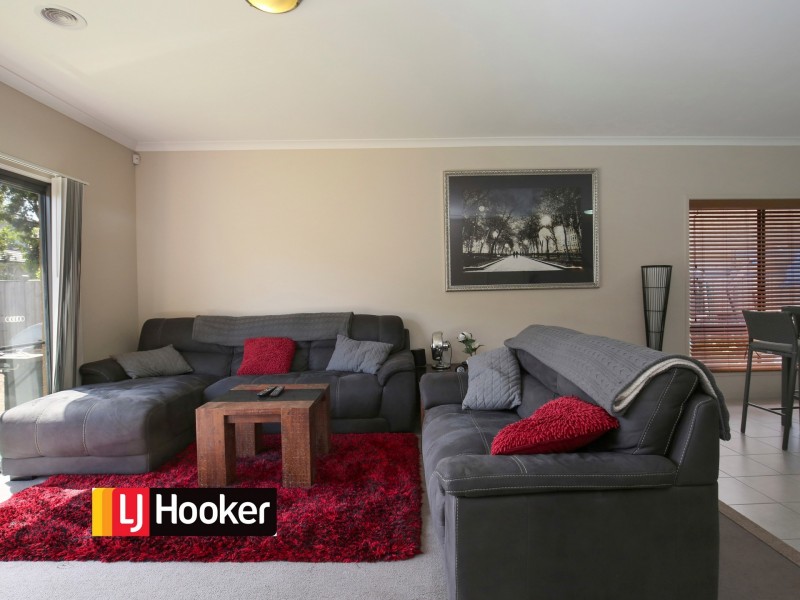 6 Coracle Drive, Sanctuary Lakes VIC 3030