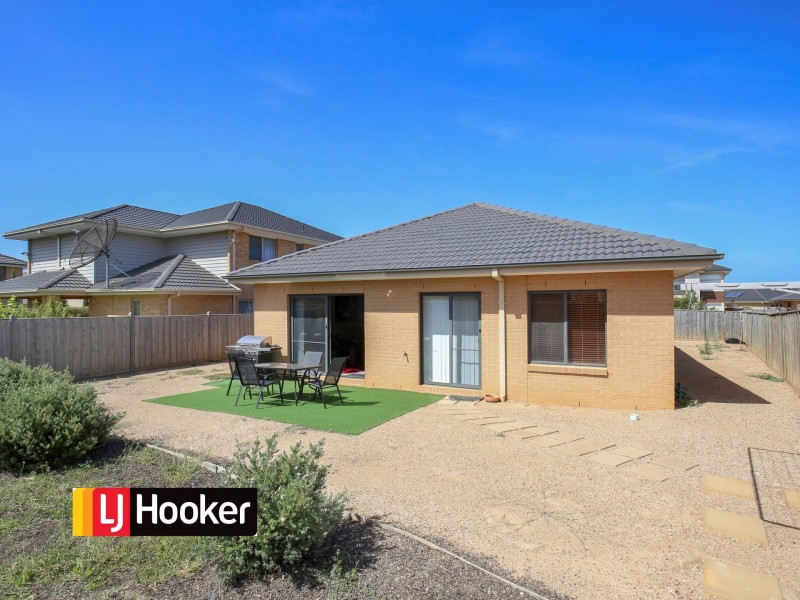 6 Coracle Drive, Sanctuary Lakes VIC 3030