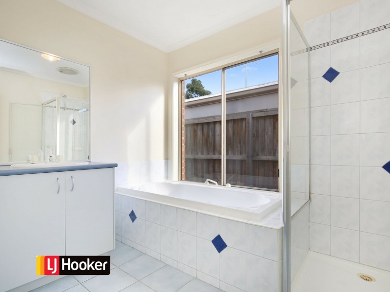 8 Featherpark Terrace, South Morang VIC 3752