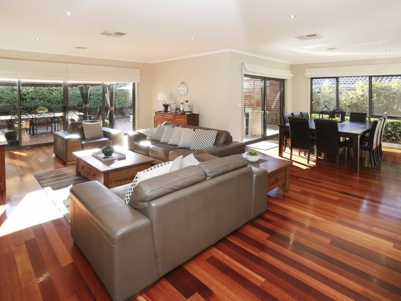 18 Outcrop Crescent, South Morang VIC 3752